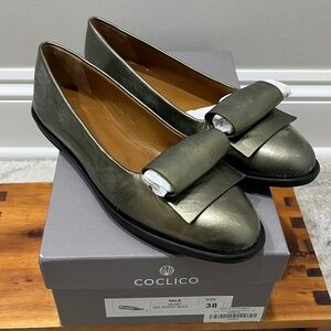 Coclico Yale flat. Sz 38. Gorgeous neutral green. Soft leather, modern detail.